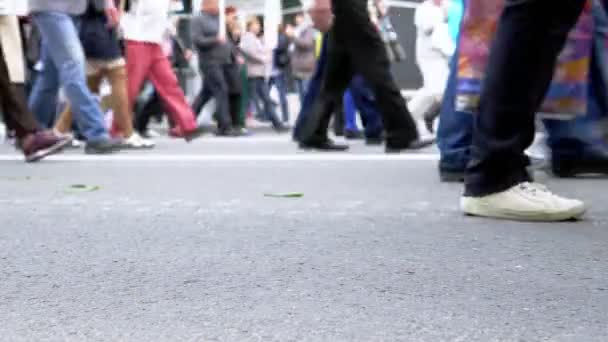 外面行走和排队的人的腿. — 图库视频影像