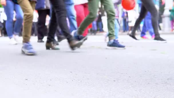 Gambe di persone che camminano e si mettono in fila fuori . — Video Stock