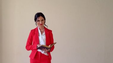 Esmer kadın kitap okuma portresi.