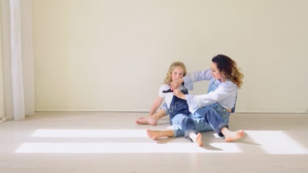 Zorgzame charmante mooie jonge moeder spelen met haar kleine kind — Stockvideo