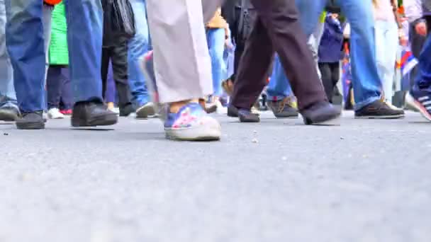 歩道を歩く多くの足. — ストック動画
