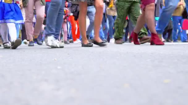 Πολλά πόδια περπατούν κατά μήκος του πεζοδρομίου. — Αρχείο Βίντεο