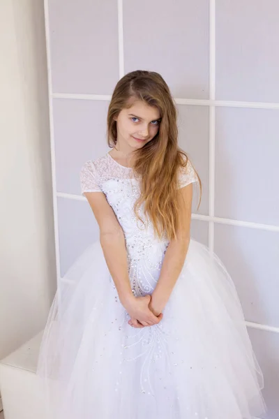 Portrait of a beautiful girl in a white dress — Stock Photo, Image
