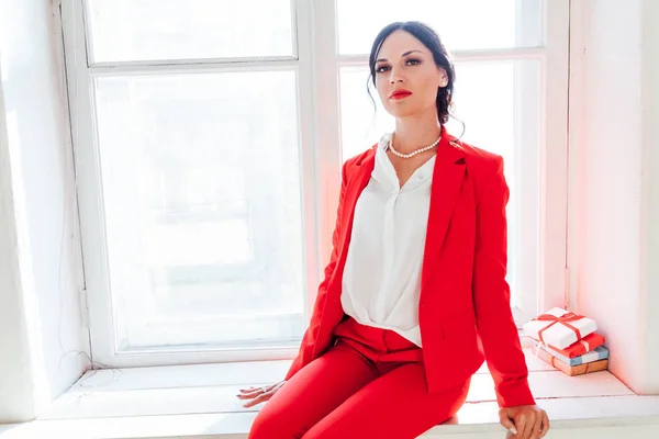 Donna bruna con un regalo rosso per la vacanza — Foto Stock