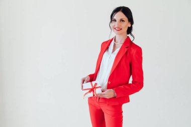 tatil için kırmızı bir hediye ile kadın esmer