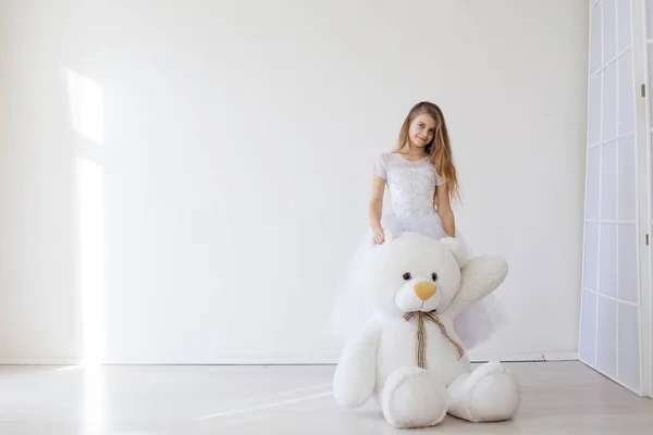 Yumuşak oyuncak büyük ayı ile güzel kız — Stok fotoğraf