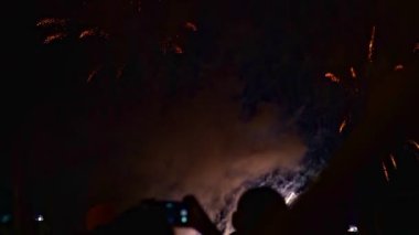 Yaz gecesi gökyüzü güzelliğini izleyen bir grup genç.