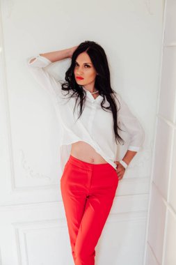 Güzel bir gülümseme ile esmer bir kadın Portresi