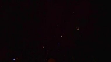 Görüntü. Kadın ve erkek fotoğraf yapma ve havai fişek festivali gösterisi filme