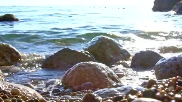 Okyanus dalga plajda deniz kayalar — Stok video