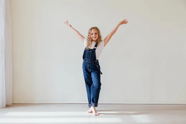 Vacker blond flicka i Denim Jumpsuit porträtt — Stockfoto