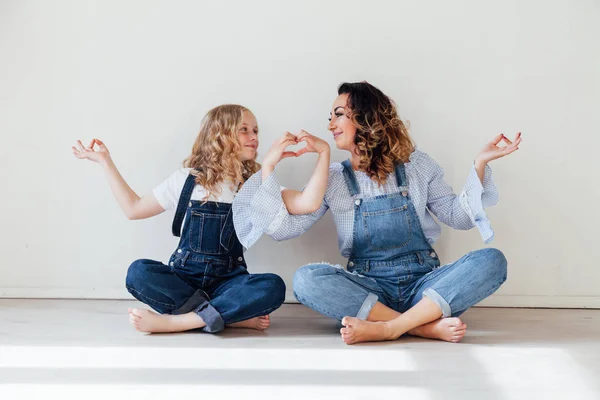 Mãe e filha mostram coração com as mãos — Fotografia de Stock