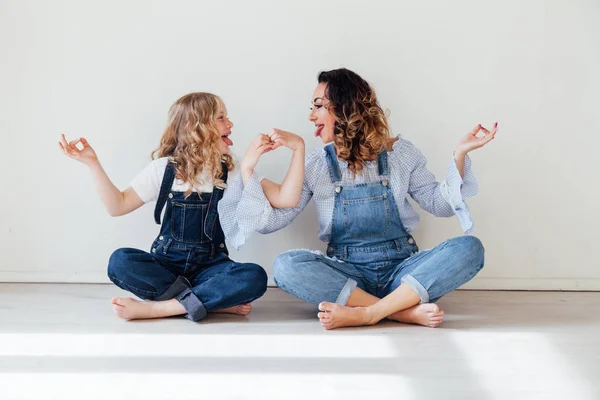 Mãe e filha jogar mostrar coração com as mãos — Fotografia de Stock