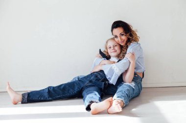 Anne ve kızı yerde evde sarılmak oynamak