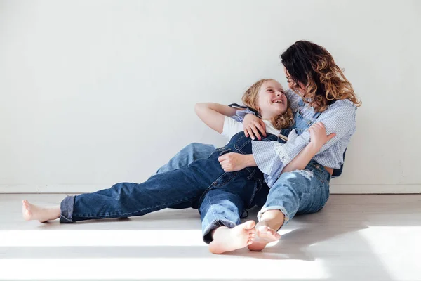 妈妈和女儿玩拥抱在家里在地板上 — 图库照片