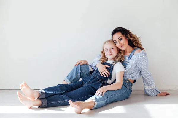 Moeder en dochter spelen knuffelen thuis op de vloer — Stockfoto