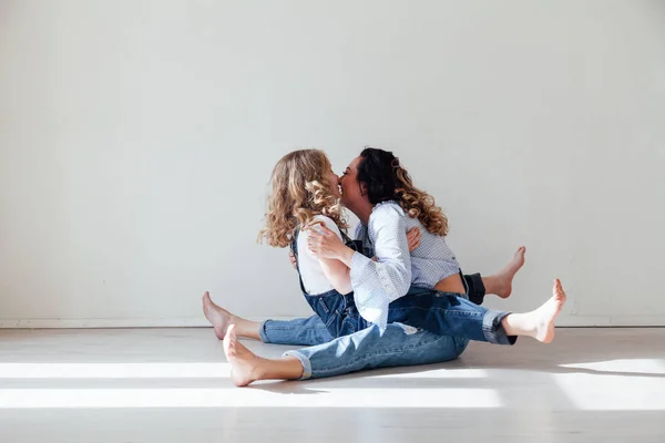 妈妈和女儿玩拥抱在家里在地板上 — 图库照片