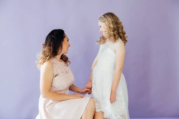 Mamá y su hija retrato sobre un fondo claro — Foto de Stock