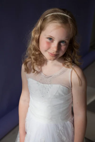 Retrato de una hermosa chica en un vestido blanco —  Fotos de Stock