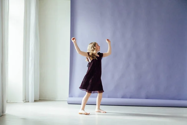 Menina de vestido preto dança sozinho para a música — Fotografia de Stock
