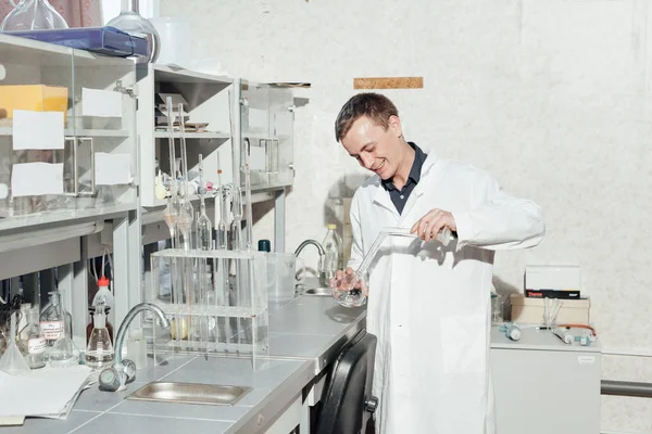 Scientist conducts chemical experiments in the laboratory — Stock Photo, Image