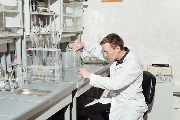 Cientista realiza experimentos químicos no laboratório — Fotografia de Stock