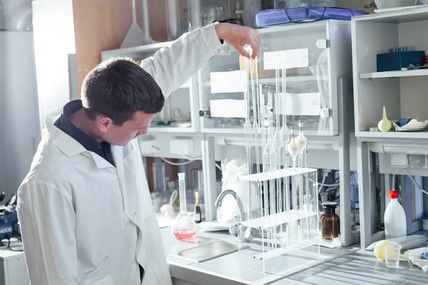 과학자는 실험실에서 화학 실험을 실시 — 스톡 사진