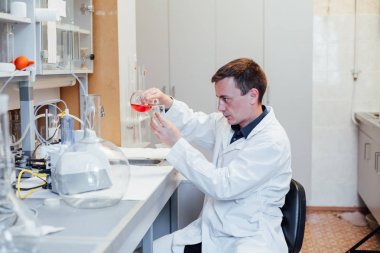 Laboratuvardaki bilim adamı laboratuarı analiz ediyor. analiz, DNA, biyo, mikrobiyoloji