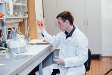 Laboratuvardaki bilim adamı laboratuarı analiz ediyor. analiz, DNA, biyo, mikrobiyoloji