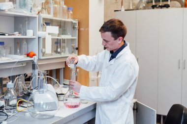 Laboratuvardaki bilim adamı laboratuarı analiz ediyor. analiz, DNA, biyo, mikrobiyoloji