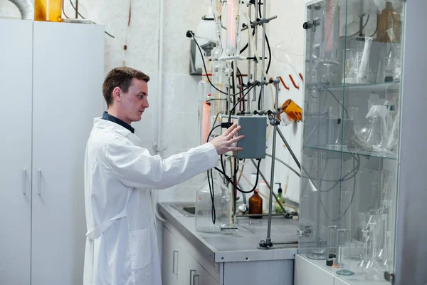 Scientist conducts chemical experiments in the laboratory — Stock Photo, Image