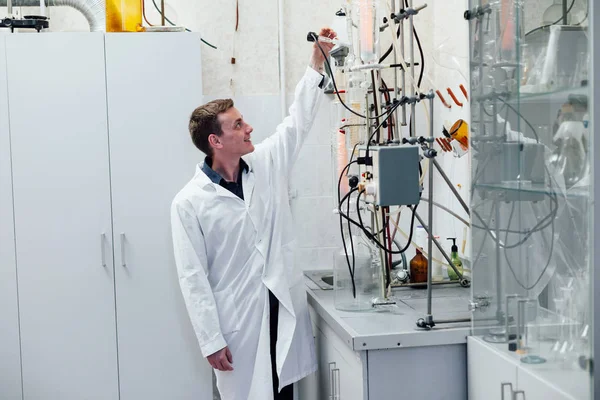 과학자는 실험실에서 화학 실험을 실시 — 스톡 사진