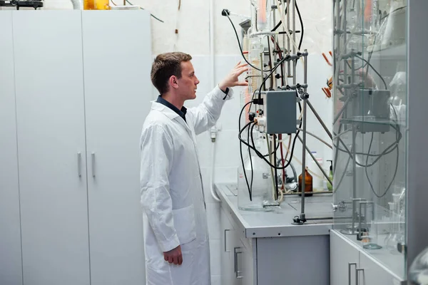 Вчений проводить хімічні експерименти в лабораторії — стокове фото