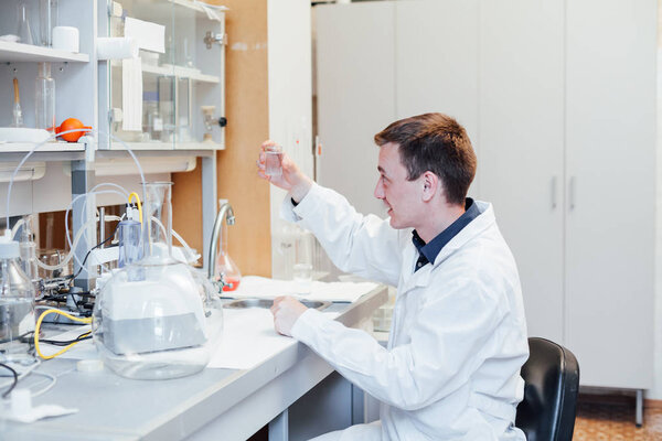 Ученый в лаборатории анализирует лабораторию. анализ, дна, мха, микробиология
