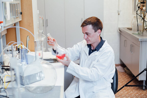 Ученый в лаборатории анализирует лабораторию. анализ, дна, мха, микробиология
