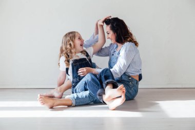 Anne ve kızı yerde evde sarılmak oynamak