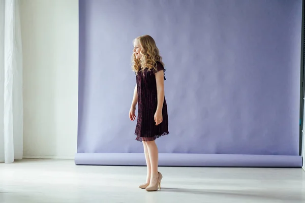 Menina de vestido preto dança sozinho para a música — Fotografia de Stock