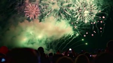 Yaz gecesi gökyüzü güzelliğini izleyen bir grup genç.