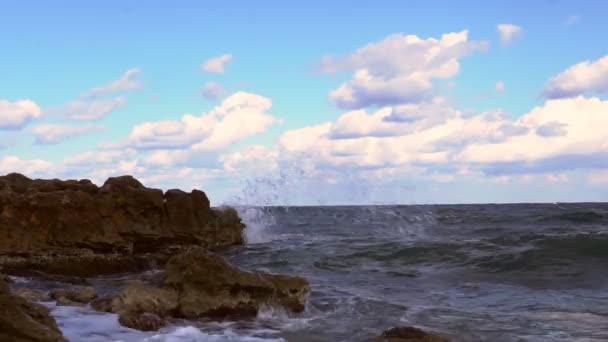 Хвилі шторму, що б'ють по скелях — стокове відео