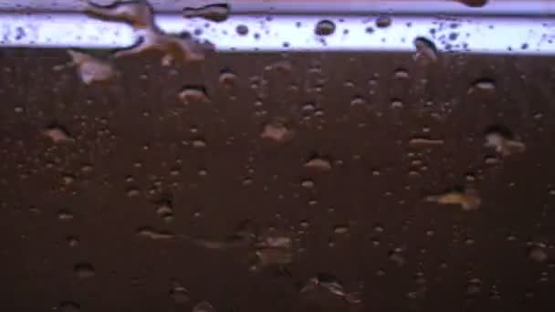 Газированная вода в стеклянных пузырьках поднимается — стоковое видео