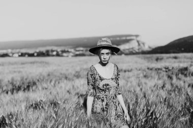 güzel bir moda kadın siyah beyaz fotoğraf portresi