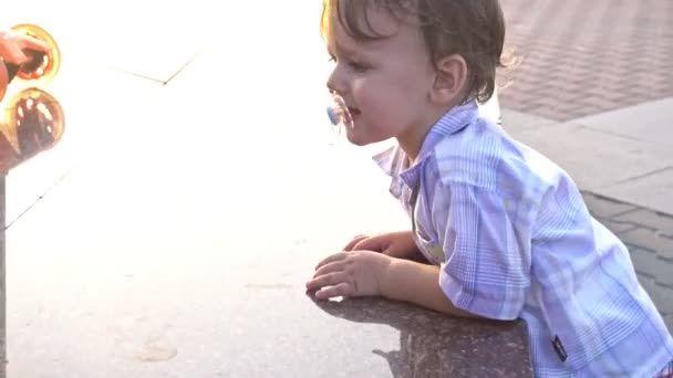 Kleine jongen met tepel running — Stockvideo