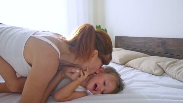 Die junge Mutter und ihr kleiner Sohn haben Spaß. Mutter spielt mit süßem Baby. — Stockvideo