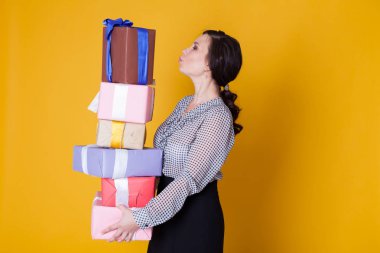 Asyalı kız tatil için hediyeler tutar