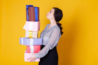 Asyalı kız tatil için hediyeler tutar