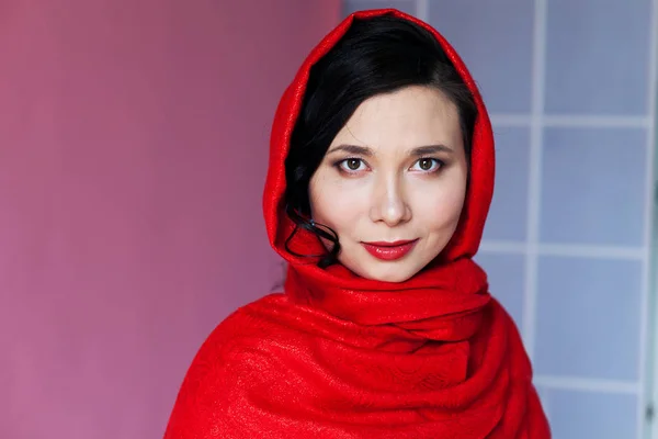 Bela mulher muçulmana asiática com uma cabeça coberta — Fotografia de Stock
