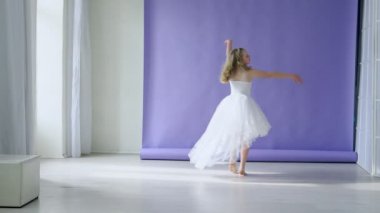 Beyaz elbise dansları müzik kız