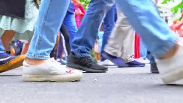 Molte gambe che camminano lungo il marciapiede . — Video Stock