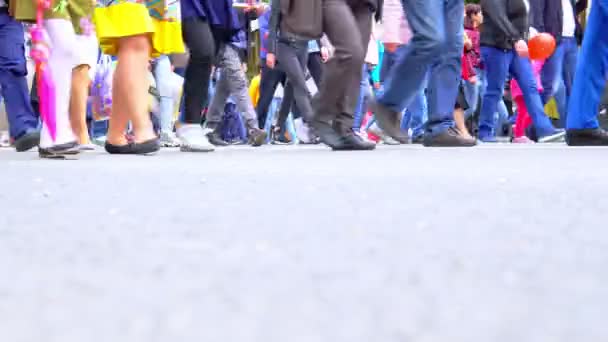 De nombreuses jambes marchent le long du trottoir . — Video