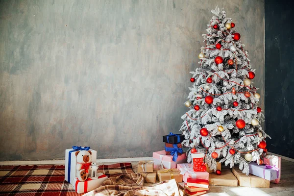 Julgran med presenter i ett vitt rum på vintern — Stockfoto